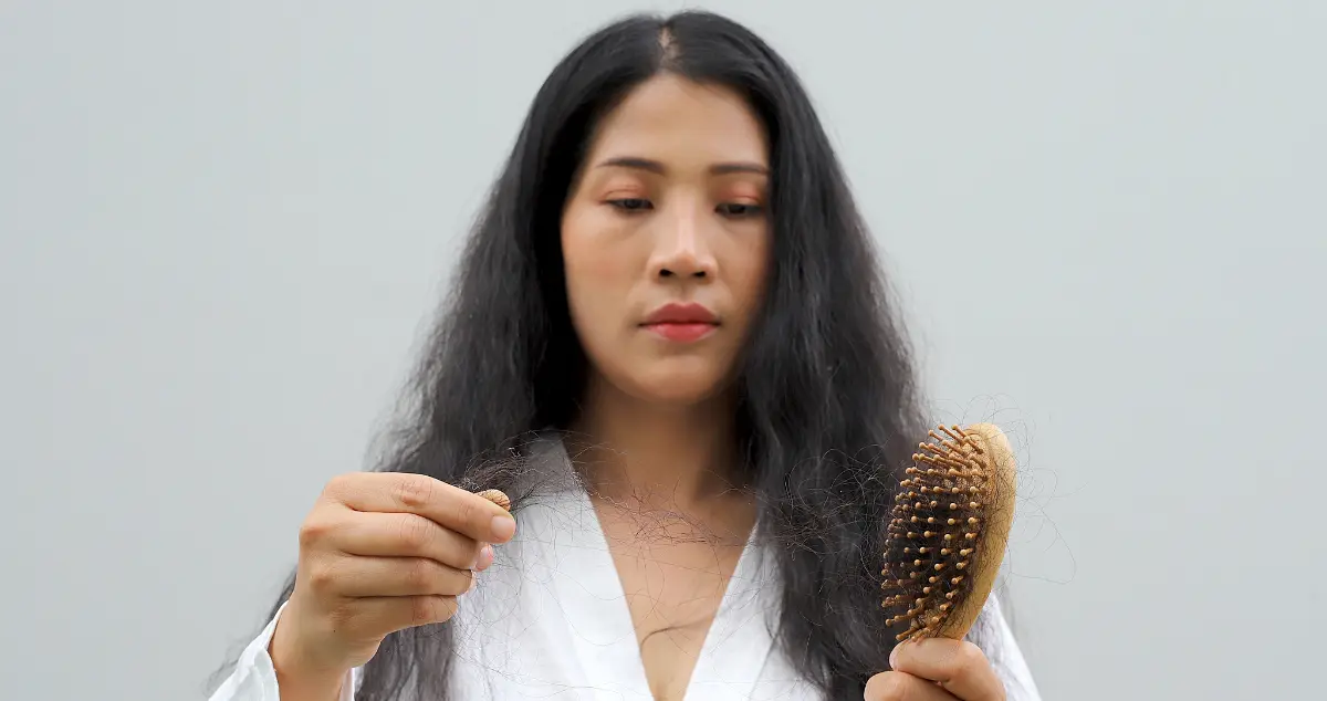 Queda de cabelo na menopausa: causas e tratamentos